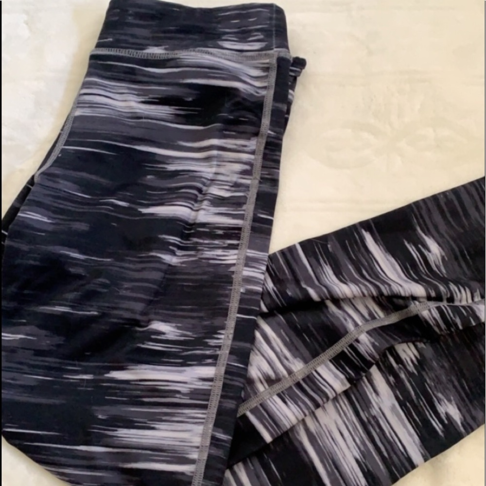 Striped athletic leggings